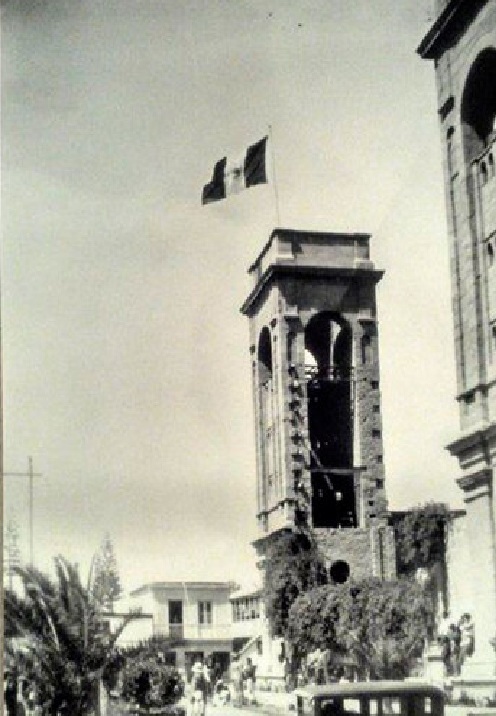 La bandera peruana es izada en la Catedral de Tacna