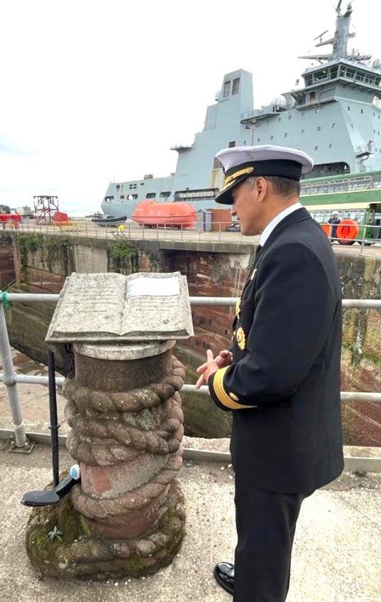 Placa conmemorativa en homenaje al Gran Almirante Miguel Grau Seminario en Liverpool, Reino Unido