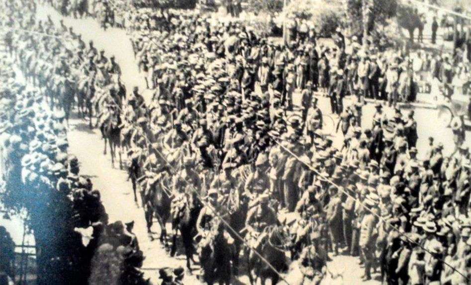 El Ejército de Chile recibe a la delegación peruana en Arica el 27 de agosto de 1929