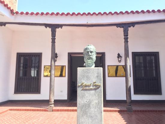 Patio enladrillado y busto