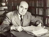 Retrato de Jorge Basadre Grohmann trabajando en su escritorio
