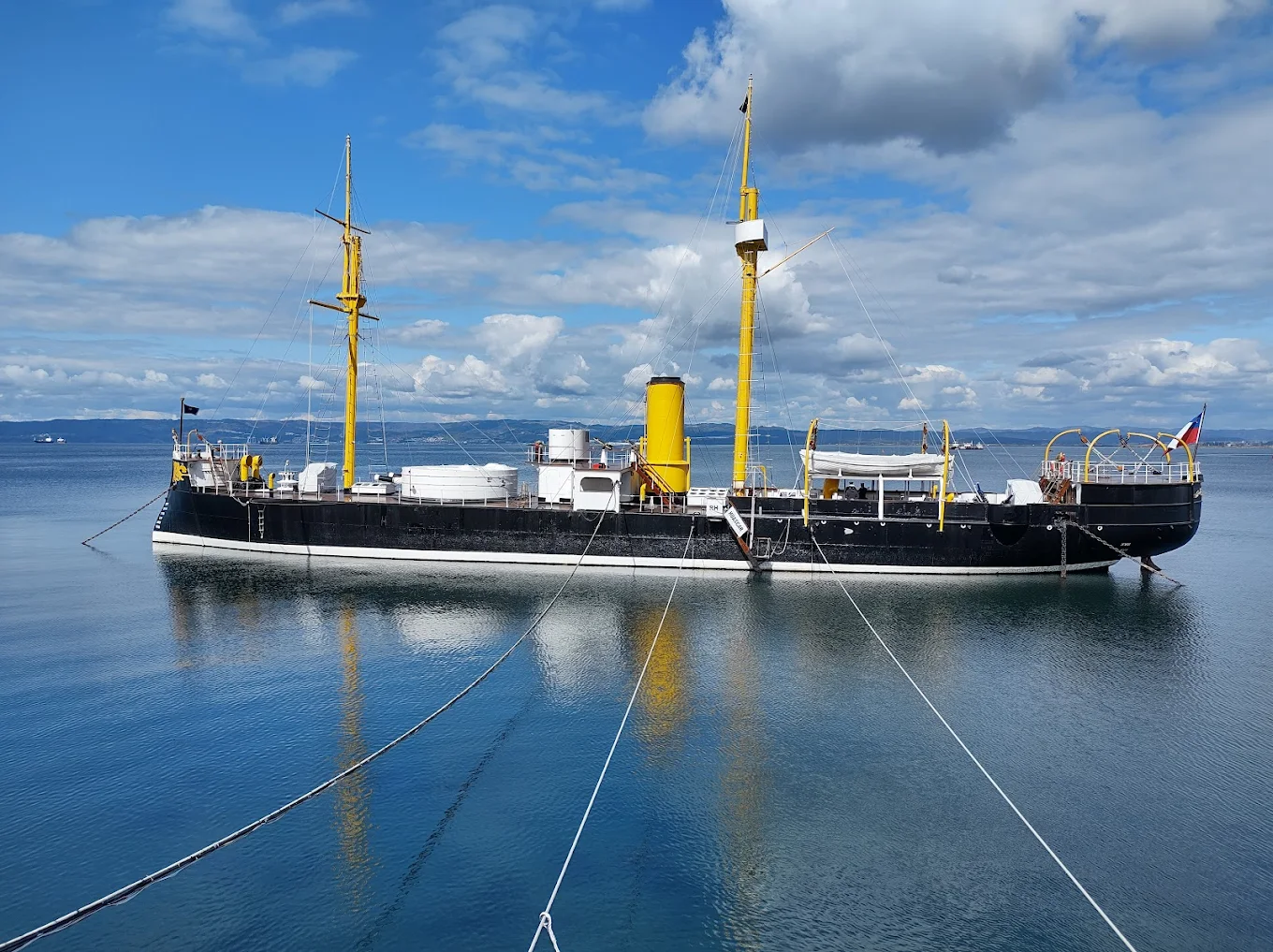 Monitor Huáscar anclado en el puerto de Talcahuano, Chile