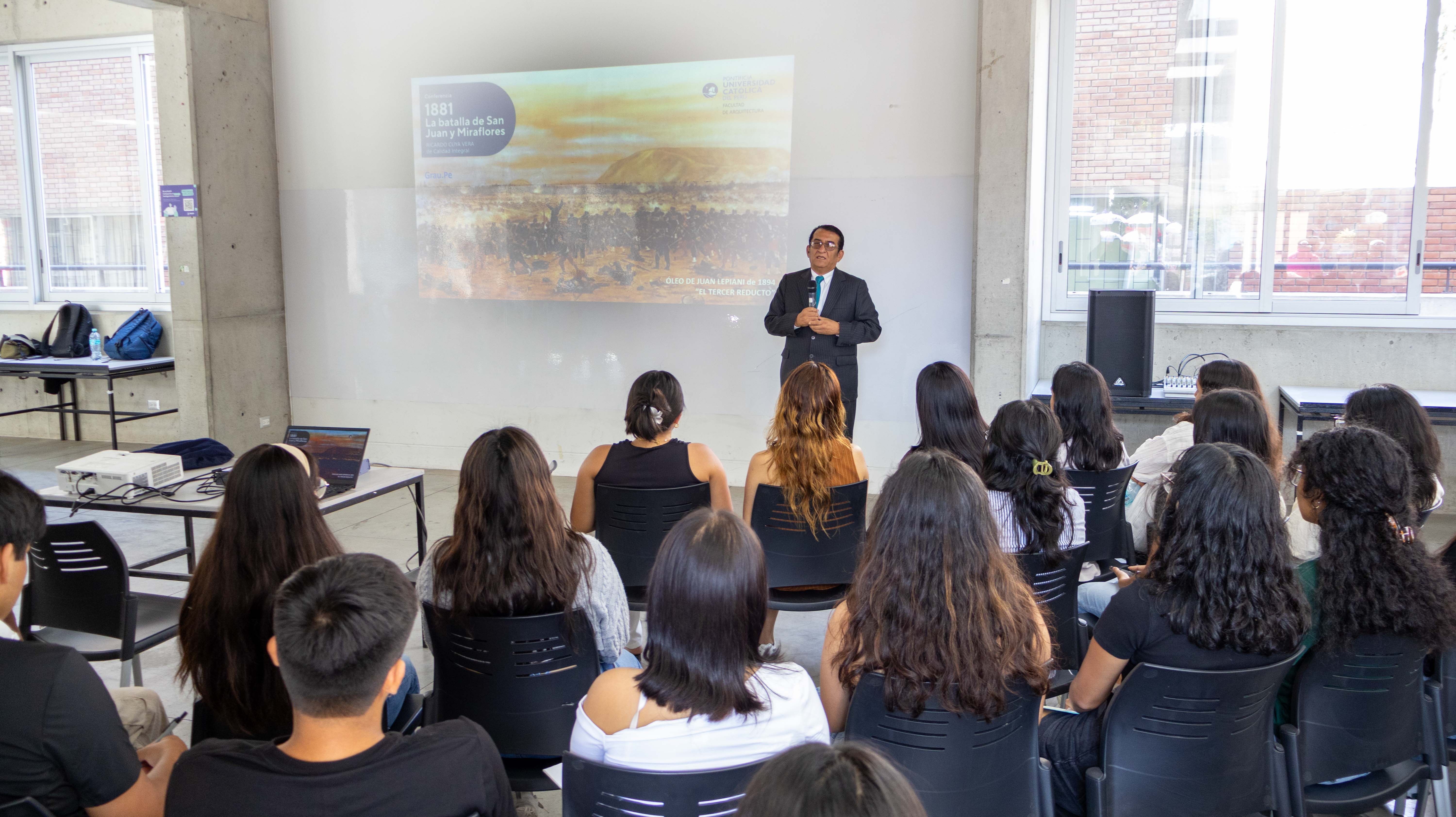 Ricardo Cuya-Vera exponiendo sobre la Batalla de San Juan y Chorrillos en la Facultad de Arquitectura y Urbanismo de la PUCP