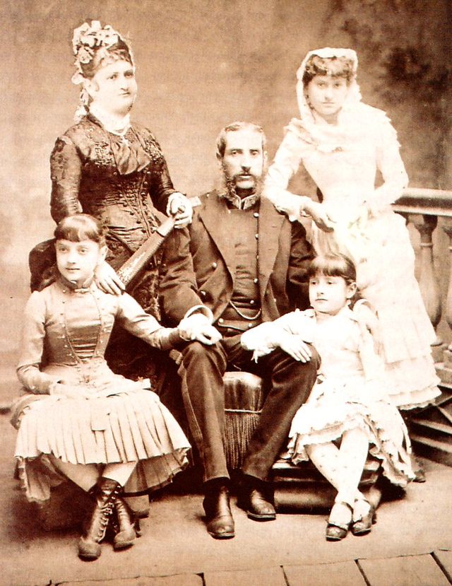 Andrés Avelino Cáceres junto a su familia, presidente del Perú y héroe de la resistencia durante la Guerra del Pacífico conocido como El Brujo de los Andes