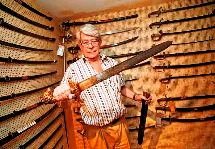 Óscar Ferreyra, director del Instituto de Estudios Históricos del Pacífico, investigador y coleccionista de piezas históricas de la Guerra del Pacífico