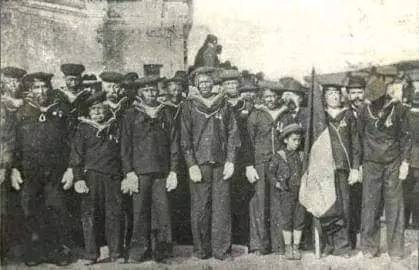 Sobrevivientes del Huáscar en 1920, incluyendo al exgrumete Medina