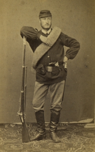 Soldado francés parado junto a su fusil Minié M1842T
